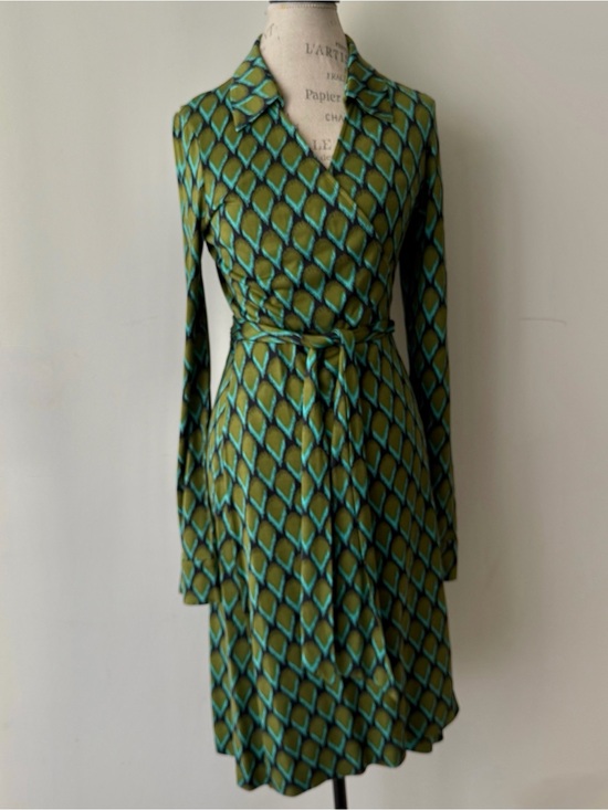 Diane von Furstenberg Dresses & Skirts - Diane von Furstenberg Silk Wrap Dress – Size 12